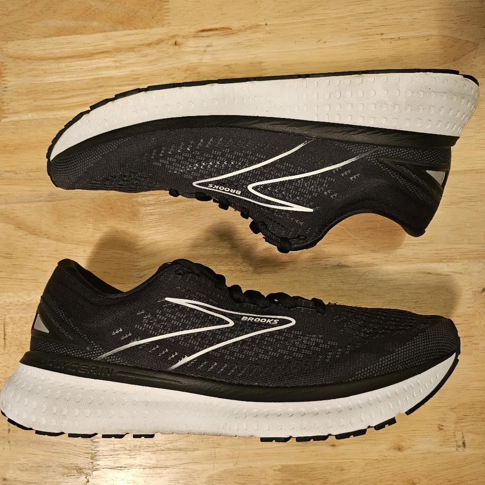 Brooks Glycerin 19 neutral running shoes in a black and white Size 10